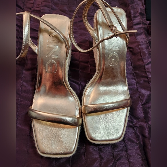 Gold platform sandal - Picture 1 of 3
